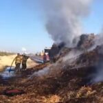 Se incendia camión cargado de pacas; pérdidas totales