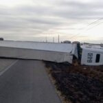 Volcadura de tráiler provoca congestionamiento en la carretera Delicias–Chihuahua
